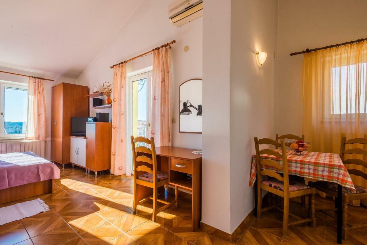 Apartment Majoran Pula Buitenkant foto